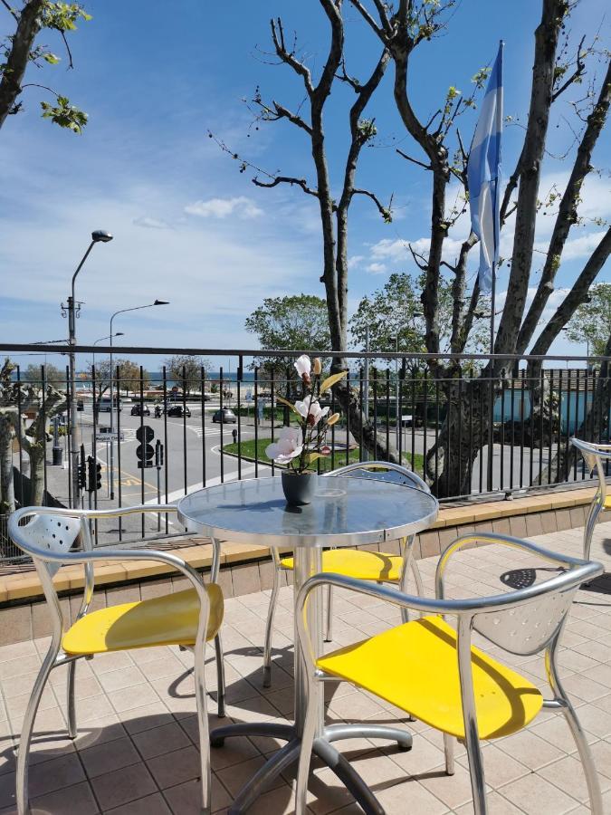 Hotel Ideale Young People Under 40 Римини Экстерьер фото