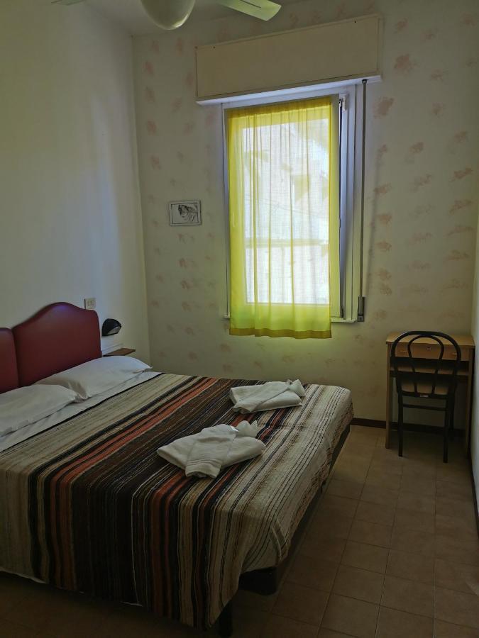 Hotel Ideale Young People Under 40 Римини Экстерьер фото