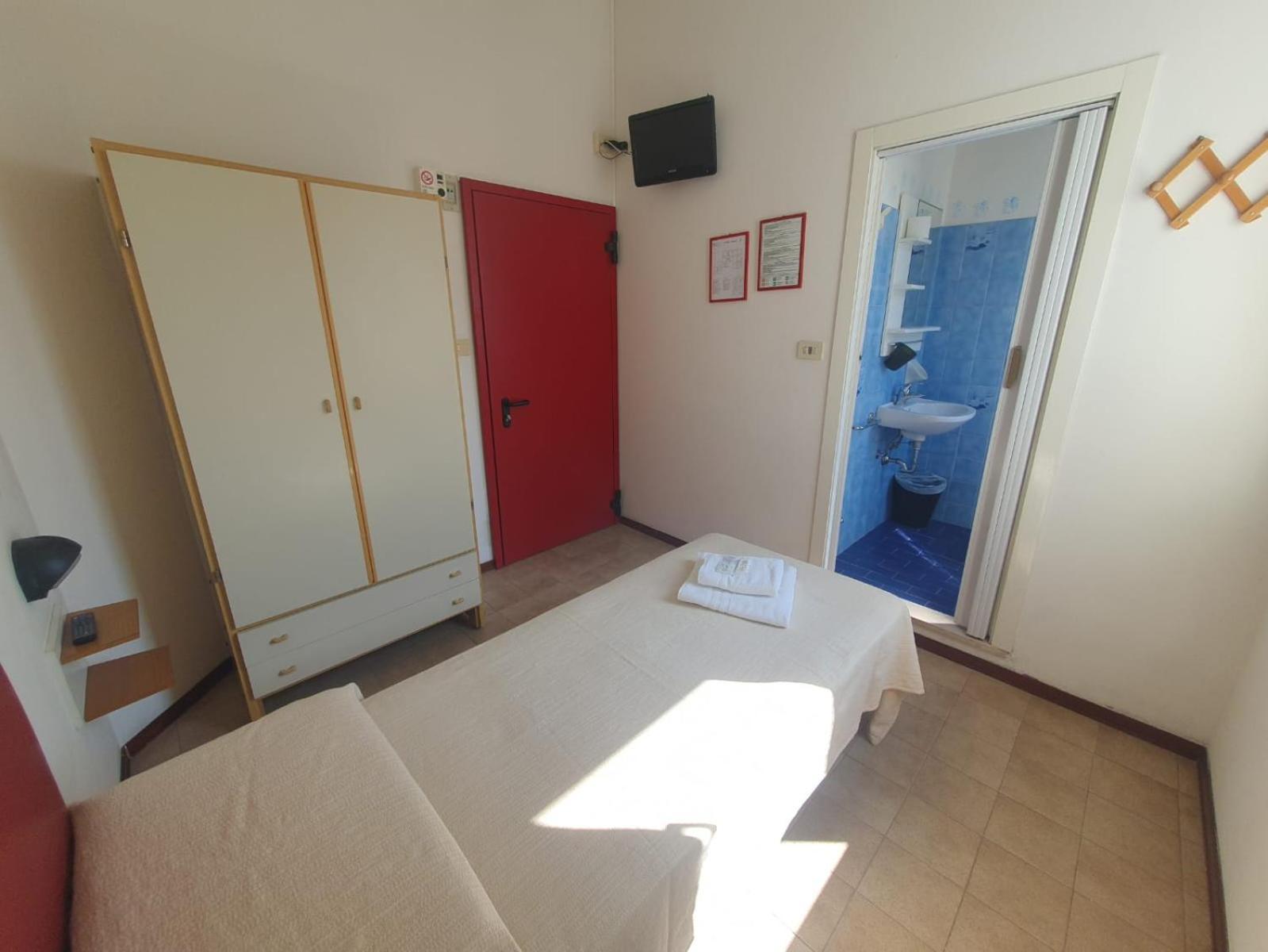 Hotel Ideale Young People Under 40 Римини Экстерьер фото