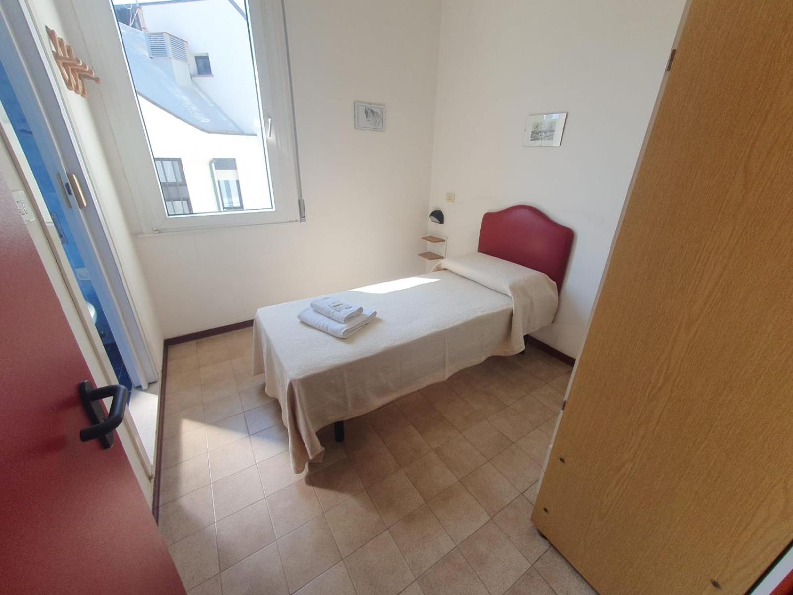 Hotel Ideale Young People Under 40 Римини Экстерьер фото
