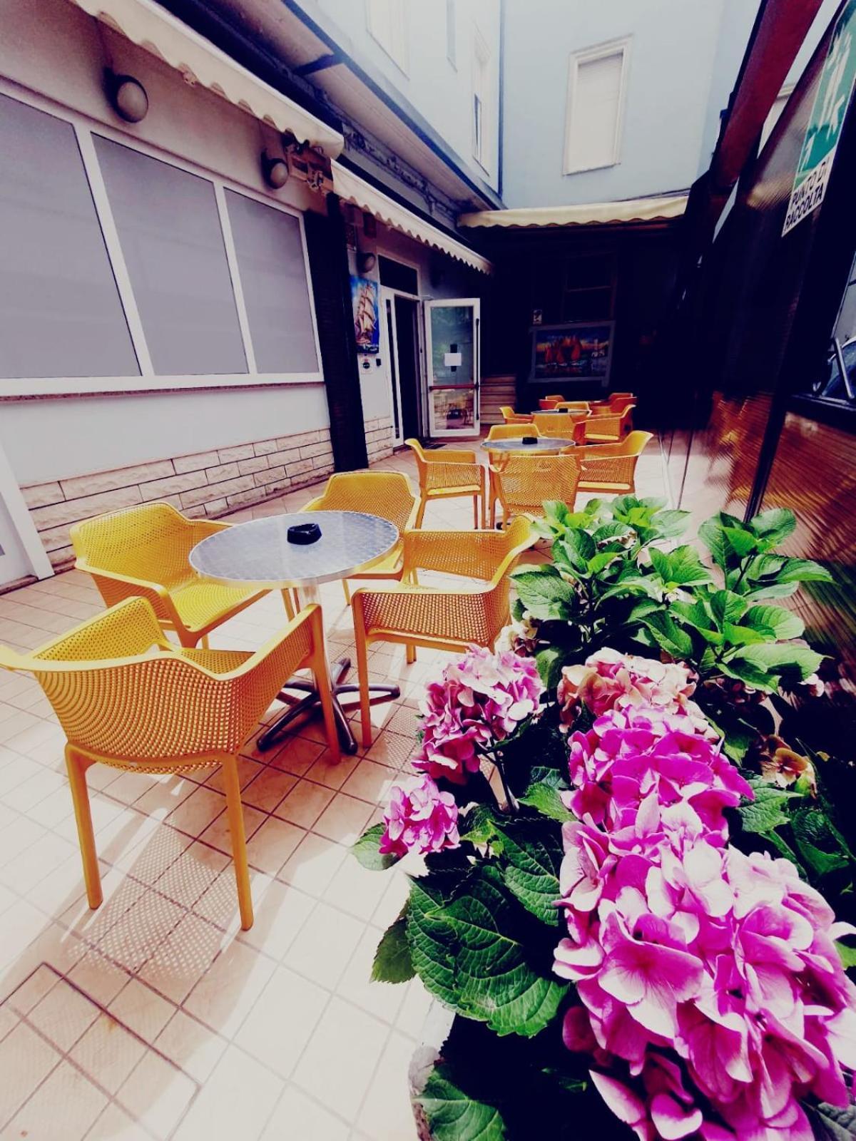 Hotel Ideale Young People Under 40 Римини Экстерьер фото