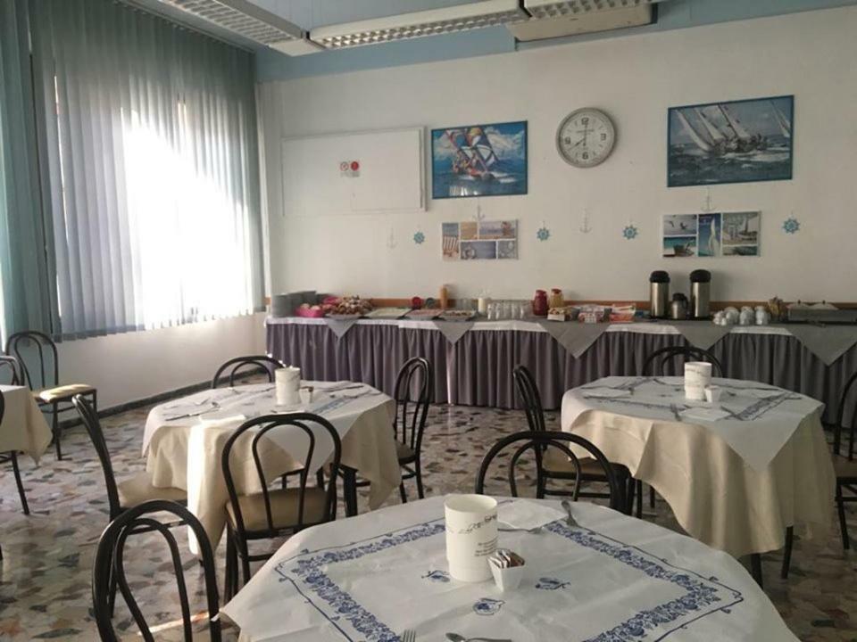 Hotel Ideale Young People Under 40 Римини Экстерьер фото