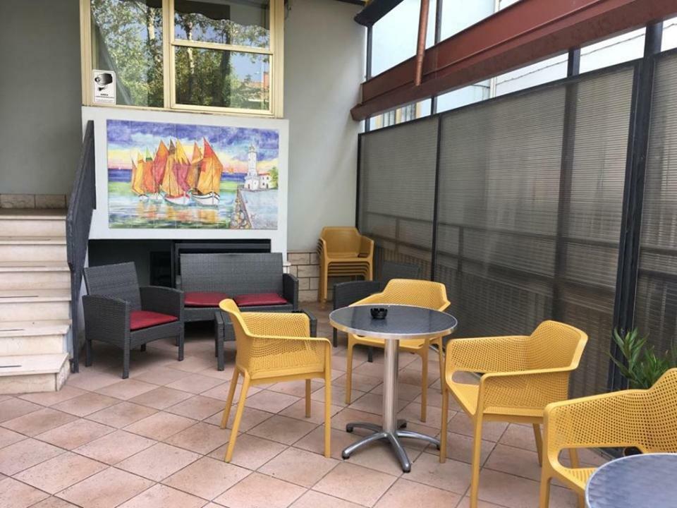 Hotel Ideale Young People Under 40 Римини Экстерьер фото