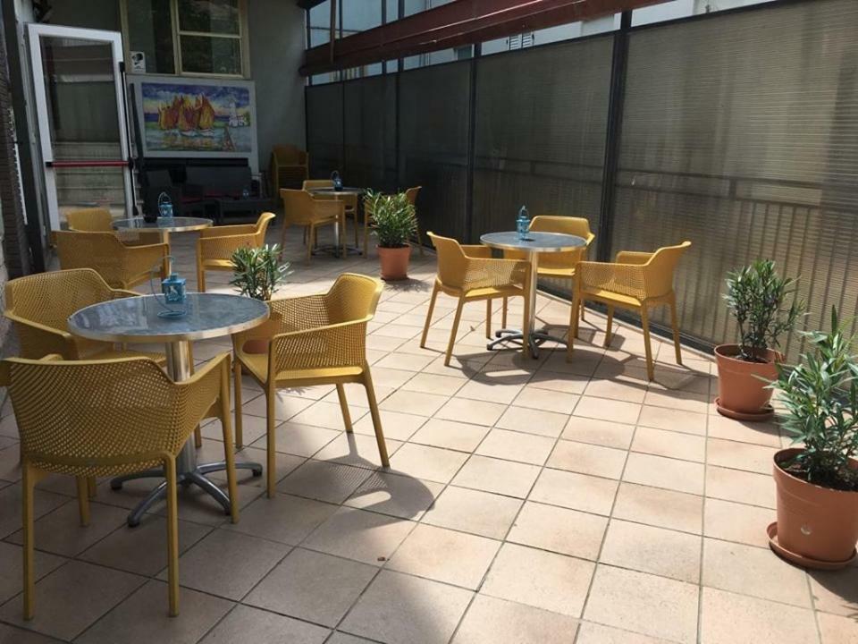 Hotel Ideale Young People Under 40 Римини Экстерьер фото